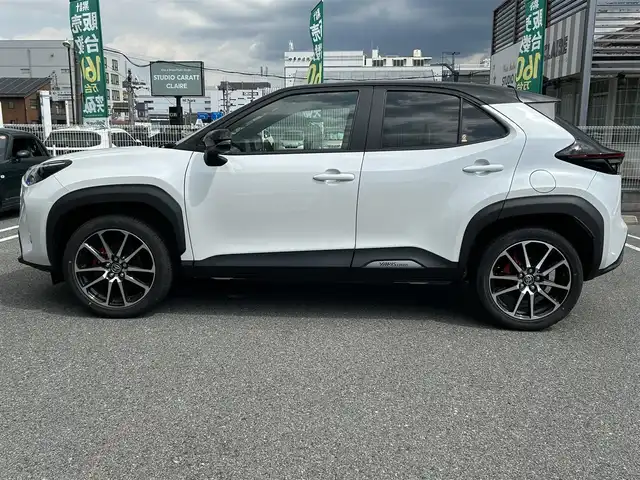 トヨタ ヤリスクロス ハイブリッド GRスポーツ 奈良県 2023(令5)年 0.8万km ブラックマイカ/プラチナホワイトパールマイカ ワンオーナー/純正ナビ/追従式クルコン/アラウンドビュー/ハーフレザー/ETC/ドラレコ/USB付/タイプC付/キャリパー/オートライト（LED）/純正フロアマット/純正アルミ/保証書/取扱説明書/記録簿