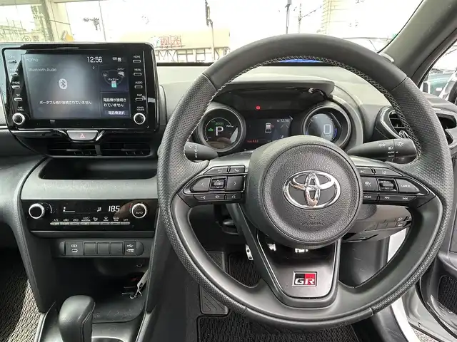 トヨタ ヤリスクロス ハイブリッド GRスポーツ 奈良県 2023(令5)年 0.8万km ブラックマイカ/プラチナホワイトパールマイカ ワンオーナー/純正ナビ/追従式クルコン/アラウンドビュー/ハーフレザー/ETC/ドラレコ/USB付/タイプC付/キャリパー/オートライト（LED）/純正フロアマット/純正アルミ/保証書/取扱説明書/記録簿