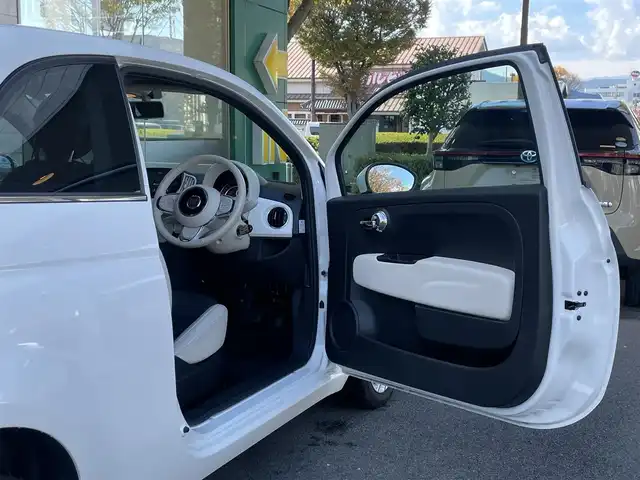 フィアット ５００ 1．2 ドルチェ 静岡県 2022(令4)年 0.9万km ビアンコ・ガーラ １オーナー　/純正ディスプレイオーディオ　/バックカメラ　/リアソナー　/クルコン　/ガラスルーフ/半革シート　/純正前後ドラレコ　/パドルシフト　/革巻きステアリング　/リモコンキー　/スペアキー　/保証書　/取説