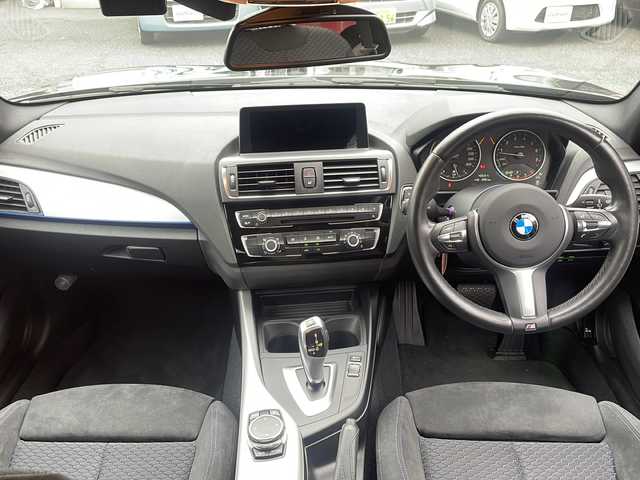 ＢＭＷ １１８ｉ Mスポーツ 大阪府 2015(平27)年 2.5万km サファイアブラックP ビルトインETC/ドライブレコーダー/LEDヘッドライト/フォグランプ/革巻きステアリング/ウインカーミラー/リアソナー/レインセンサー/アイドリングストップ/フロアマット/保証書/取扱説明書