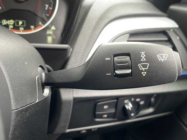 ＢＭＷ １１８ｉ Mスポーツ 大阪府 2015(平27)年 2.5万km サファイアブラックP ビルトインETC/ドライブレコーダー/LEDヘッドライト/フォグランプ/革巻きステアリング/ウインカーミラー/リアソナー/レインセンサー/アイドリングストップ/フロアマット/保証書/取扱説明書