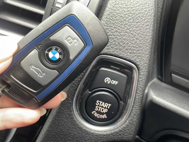ＢＭＷ １１８ｉ Mスポーツ 大阪府 2015(平27)年 2.5万km サファイアブラックP ビルトインETC/ドライブレコーダー/LEDヘッドライト/フォグランプ/革巻きステアリング/ウインカーミラー/リアソナー/レインセンサー/アイドリングストップ/フロアマット/保証書/取扱説明書