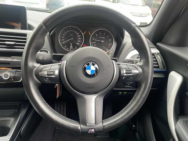 ＢＭＷ １１８ｉ Mスポーツ 大阪府 2015(平27)年 2.5万km サファイアブラックP ビルトインETC/ドライブレコーダー/LEDヘッドライト/フォグランプ/革巻きステアリング/ウインカーミラー/リアソナー/レインセンサー/アイドリングストップ/フロアマット/保証書/取扱説明書
