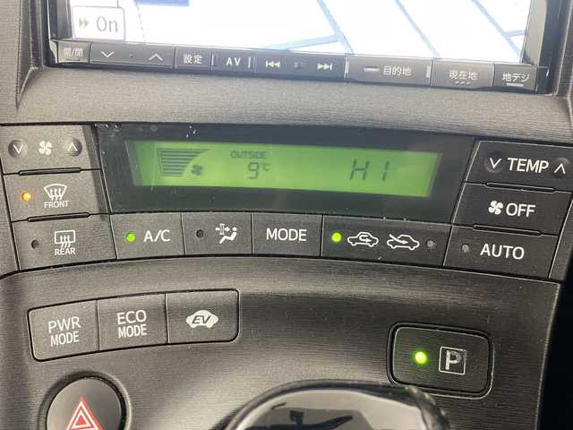 トヨタ プリウス S 道央・札幌 2011(平23)年 13.9万km ブラック ・寒冷地仕様/・アルパイン8インチ　ナビ  /・CD/DVD/フルセグ/・バックカメラ/・社外前方ドライブレコーダー/・オートライト/・ETC/・ワイパーデアイサー/・電動格納ミラー/ウィンカーミラー/・ヘッドライトレベライザー/・ドアバイザー/・ステアリングスイッチ/・夏タイヤ社外AW積込/・フォグランプ