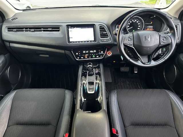 ホンダ ヴェゼル ハイブリッド Z ホンダセンシング 茨城県 2019(平31)年 7万km プラチナホワイトパール 純正SDナビ/バックカメラ/ビルトインETC/FM／AM/ドライブレコーダー（前後）/アダプティブティブクルーズコントロール/アイドリングストップ/横滑り防止装置/衝突被害軽減システム/盗難防止装置/レーンキープアシスト/シートヒーター（前席）/パドルシフト/純正フロアマット/純正17インチアルミ付夏タイヤ/純正LEDヘッドライト/純正LEDフォグライト/電格ミラー/スマートキー/プッシュスタートボタン/ドアバイザー