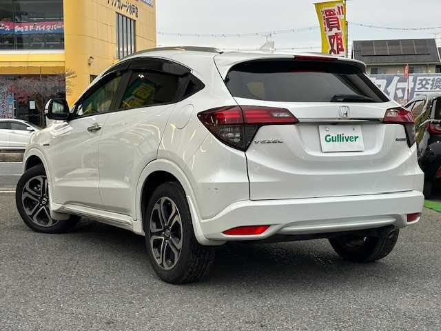 ホンダ ヴェゼル ハイブリッド Z ホンダセンシング 茨城県 2019(平31)年 7万km プラチナホワイトパール 純正SDナビ/バックカメラ/ビルトインETC/FM／AM/ドライブレコーダー（前後）/アダプティブティブクルーズコントロール/アイドリングストップ/横滑り防止装置/衝突被害軽減システム/盗難防止装置/レーンキープアシスト/シートヒーター（前席）/パドルシフト/純正フロアマット/純正17インチアルミ付夏タイヤ/純正LEDヘッドライト/純正LEDフォグライト/電格ミラー/スマートキー/プッシュスタートボタン/ドアバイザー