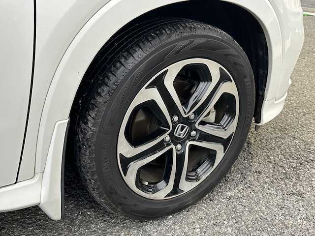 ホンダ ヴェゼル ハイブリッド Z ホンダセンシング 茨城県 2019(平31)年 7万km プラチナホワイトパール 純正SDナビ/バックカメラ/ビルトインETC/FM／AM/ドライブレコーダー（前後）/アダプティブティブクルーズコントロール/アイドリングストップ/横滑り防止装置/衝突被害軽減システム/盗難防止装置/レーンキープアシスト/シートヒーター（前席）/パドルシフト/純正フロアマット/純正17インチアルミ付夏タイヤ/純正LEDヘッドライト/純正LEDフォグライト/電格ミラー/スマートキー/プッシュスタートボタン/ドアバイザー