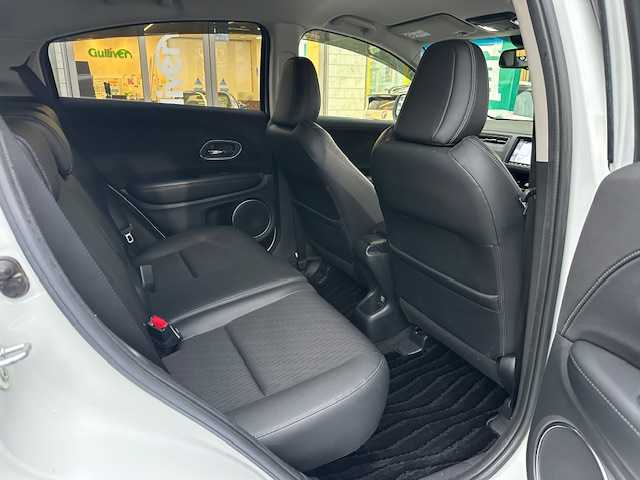 ホンダ ヴェゼル ハイブリッド Z ホンダセンシング 茨城県 2019(平31)年 7万km プラチナホワイトパール 純正SDナビ/バックカメラ/ビルトインETC/FM／AM/ドライブレコーダー（前後）/アダプティブティブクルーズコントロール/アイドリングストップ/横滑り防止装置/衝突被害軽減システム/盗難防止装置/レーンキープアシスト/シートヒーター（前席）/パドルシフト/純正フロアマット/純正17インチアルミ付夏タイヤ/純正LEDヘッドライト/純正LEDフォグライト/電格ミラー/スマートキー/プッシュスタートボタン/ドアバイザー