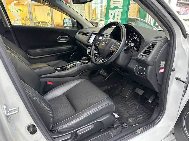 ホンダ ヴェゼル ハイブリッド Z ホンダセンシング 茨城県 2019(平31)年 7万km プラチナホワイトパール 純正SDナビ/バックカメラ/ビルトインETC/FM／AM/ドライブレコーダー（前後）/アダプティブティブクルーズコントロール/アイドリングストップ/横滑り防止装置/衝突被害軽減システム/盗難防止装置/レーンキープアシスト/シートヒーター（前席）/パドルシフト/純正フロアマット/純正17インチアルミ付夏タイヤ/純正LEDヘッドライト/純正LEDフォグライト/電格ミラー/スマートキー/プッシュスタートボタン/ドアバイザー