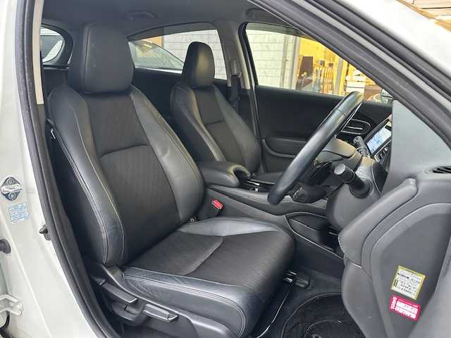 ホンダ ヴェゼル ハイブリッド Z ホンダセンシング 茨城県 2019(平31)年 7万km プラチナホワイトパール 純正SDナビ/バックカメラ/ビルトインETC/FM／AM/ドライブレコーダー（前後）/アダプティブティブクルーズコントロール/アイドリングストップ/横滑り防止装置/衝突被害軽減システム/盗難防止装置/レーンキープアシスト/シートヒーター（前席）/パドルシフト/純正フロアマット/純正17インチアルミ付夏タイヤ/純正LEDヘッドライト/純正LEDフォグライト/電格ミラー/スマートキー/プッシュスタートボタン/ドアバイザー