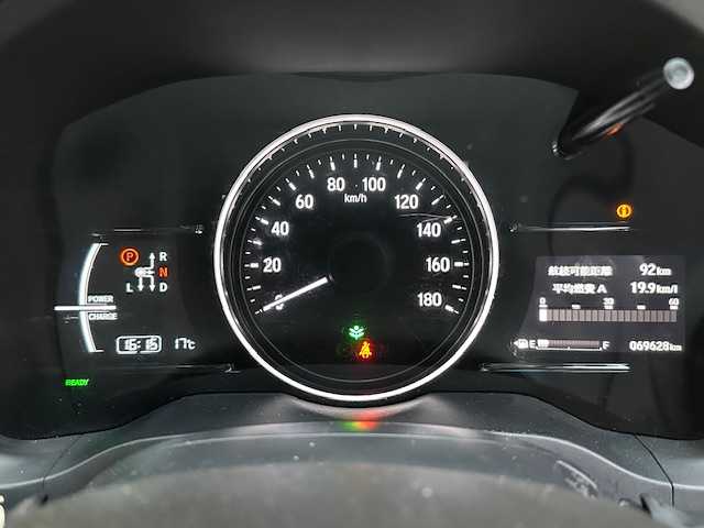 ホンダ ヴェゼル ハイブリッド Z ホンダセンシング 茨城県 2019(平31)年 7万km プラチナホワイトパール 純正SDナビ/バックカメラ/ビルトインETC/FM／AM/ドライブレコーダー（前後）/アダプティブティブクルーズコントロール/アイドリングストップ/横滑り防止装置/衝突被害軽減システム/盗難防止装置/レーンキープアシスト/シートヒーター（前席）/パドルシフト/純正フロアマット/純正17インチアルミ付夏タイヤ/純正LEDヘッドライト/純正LEDフォグライト/電格ミラー/スマートキー/プッシュスタートボタン/ドアバイザー