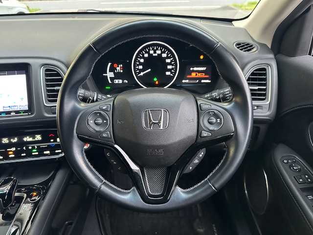 ホンダ ヴェゼル ハイブリッド Z ホンダセンシング 茨城県 2019(平31)年 7万km プラチナホワイトパール 純正SDナビ/バックカメラ/ビルトインETC/FM／AM/ドライブレコーダー（前後）/アダプティブティブクルーズコントロール/アイドリングストップ/横滑り防止装置/衝突被害軽減システム/盗難防止装置/レーンキープアシスト/シートヒーター（前席）/パドルシフト/純正フロアマット/純正17インチアルミ付夏タイヤ/純正LEDヘッドライト/純正LEDフォグライト/電格ミラー/スマートキー/プッシュスタートボタン/ドアバイザー