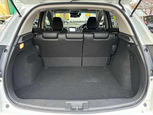 ホンダ ヴェゼル ハイブリッド Z ホンダセンシング 茨城県 2019(平31)年 7万km プラチナホワイトパール 純正SDナビ/バックカメラ/ビルトインETC/FM／AM/ドライブレコーダー（前後）/アダプティブティブクルーズコントロール/アイドリングストップ/横滑り防止装置/衝突被害軽減システム/盗難防止装置/レーンキープアシスト/シートヒーター（前席）/パドルシフト/純正フロアマット/純正17インチアルミ付夏タイヤ/純正LEDヘッドライト/純正LEDフォグライト/電格ミラー/スマートキー/プッシュスタートボタン/ドアバイザー