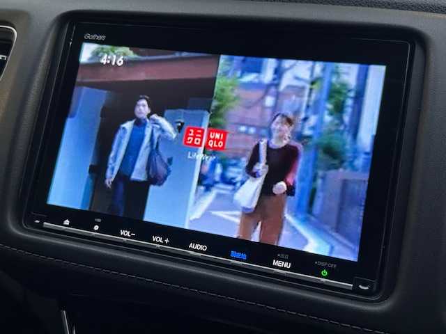 ホンダ ヴェゼル ハイブリッド Z ホンダセンシング 茨城県 2019(平31)年 7万km プラチナホワイトパール 純正SDナビ/バックカメラ/ビルトインETC/FM／AM/ドライブレコーダー（前後）/アダプティブティブクルーズコントロール/アイドリングストップ/横滑り防止装置/衝突被害軽減システム/盗難防止装置/レーンキープアシスト/シートヒーター（前席）/パドルシフト/純正フロアマット/純正17インチアルミ付夏タイヤ/純正LEDヘッドライト/純正LEDフォグライト/電格ミラー/スマートキー/プッシュスタートボタン/ドアバイザー