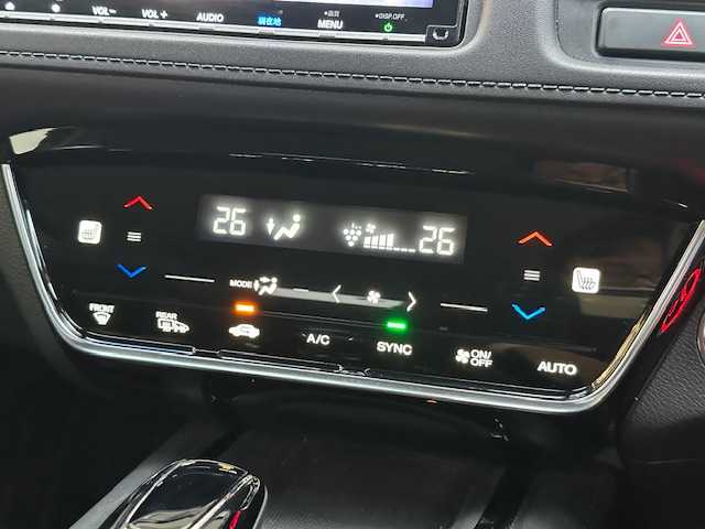 ホンダ ヴェゼル ハイブリッド Z ホンダセンシング 茨城県 2019(平31)年 7万km プラチナホワイトパール 純正SDナビ/バックカメラ/ビルトインETC/FM／AM/ドライブレコーダー（前後）/アダプティブティブクルーズコントロール/アイドリングストップ/横滑り防止装置/衝突被害軽減システム/盗難防止装置/レーンキープアシスト/シートヒーター（前席）/パドルシフト/純正フロアマット/純正17インチアルミ付夏タイヤ/純正LEDヘッドライト/純正LEDフォグライト/電格ミラー/スマートキー/プッシュスタートボタン/ドアバイザー