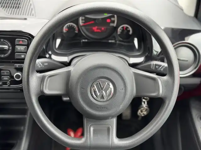 フォルクスワーゲン アップ！ ムーブアップ！ 三重県 2013(平25)年 4万km トルネードレッド パナソニックポータブルナビ/バックカメラ/ETC/ドライブレコーダー前後/純正15インチアルミホイール/純正オーディオ/純正フロアマット/シートリフター /キーレスキー