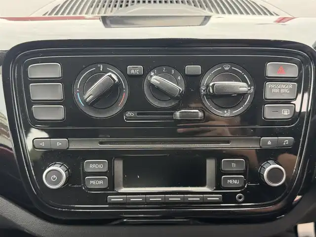 フォルクスワーゲン アップ！ ムーブアップ！ 三重県 2013(平25)年 4万km トルネードレッド パナソニックポータブルナビ/バックカメラ/ETC/ドライブレコーダー前後/純正15インチアルミホイール/純正オーディオ/純正フロアマット/シートリフター /キーレスキー