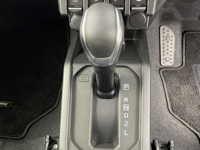 スズキ ジムニー XC 大阪府 2025(令7)年 1.1万km ジャングルグリーン ワンオーナー/社外ディスプレイオーディオ(carrozzeria/DMH-SF900)/【Bluetooth/AppleCarPlay/AndroidAuto/HDMI】/carrozzeriaデジタルインナーミラー/ヘッドライトウォッシャー/ヒーテッドミラー/マッドフラップ/スペアタイヤカバー(ハードタイプ)/デュアルセンサーブレーキサポート/前方衝突警報機能/前方衝突被害軽減ブレーキアシスト機能/自動ブレーキ機能/ヒルホールドコントロール/ヒルディセントコントロール/ハイビームアシスト/後コーナーセンサー/前席シートヒーター/LEDヘッドライト/純正16インチアルミホイール/保証書/取扱説明書/点検記録簿/スマートキー/スペアキー1本