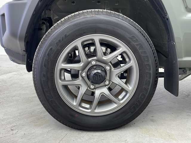 スズキ ジムニー XC 大阪府 2025(令7)年 1.1万km ジャングルグリーン ワンオーナー/社外ディスプレイオーディオ(carrozzeria/DMH-SF900)/【Bluetooth/AppleCarPlay/AndroidAuto/HDMI】/carrozzeriaデジタルインナーミラー/ヘッドライトウォッシャー/ヒーテッドミラー/マッドフラップ/スペアタイヤカバー(ハードタイプ)/デュアルセンサーブレーキサポート/前方衝突警報機能/前方衝突被害軽減ブレーキアシスト機能/自動ブレーキ機能/ヒルホールドコントロール/ヒルディセントコントロール/ハイビームアシスト/後コーナーセンサー/前席シートヒーター/LEDヘッドライト/純正16インチアルミホイール/保証書/取扱説明書/点検記録簿/スマートキー/スペアキー1本
