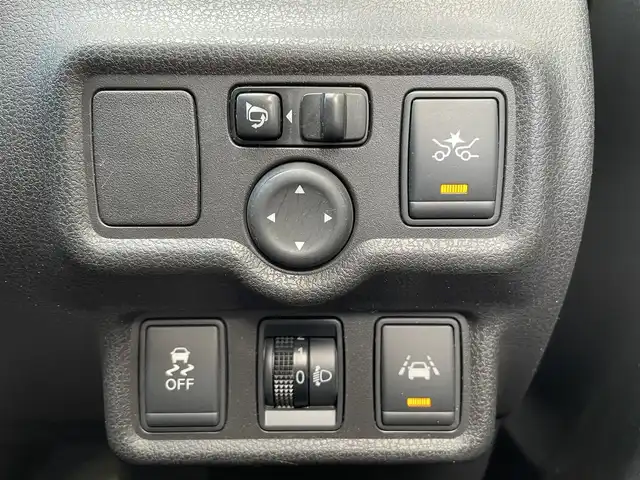 日産 ノート X FOUR エマージェンシーB 道央・札幌 2014(平26)年 5.9万km スーパーブラック 登録時走行距離 58/702ｋｍ/　４　W　D　/社外ＳＤナビ（CD/DVD/FM/AM/SD/BT）/フルセグTV（走行中視聴可）/プッシュスタート/純正フロアマット/純正ドアバイザー/社外ドライブレコーダー/衝突被害軽減装置/レーンキープアシスト/盗難防止装置/スペアキー×１/ヘッドライトレベライザー/電動格納ミラー/バニティミラー/エンジンスターター付/４ＷＤ・２ＷＤ切り替えスイッチ/積込夏タイヤ（社外ＡＷ/185/70/R14/２０年製/溝6ｍｍ）