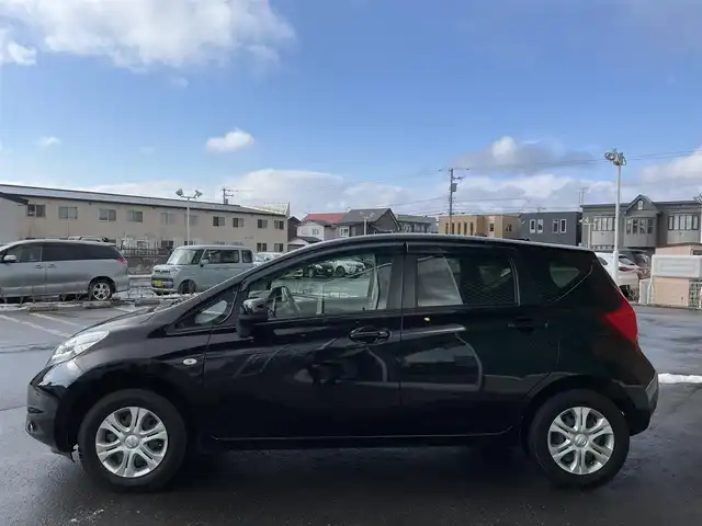 日産 ノート X FOUR エマージェンシーB 道央・札幌 2014(平26)年 5.9万km スーパーブラック 登録時走行距離 58/702ｋｍ/　４　W　D　/社外ＳＤナビ（CD/DVD/FM/AM/SD/BT）/フルセグTV（走行中視聴可）/プッシュスタート/純正フロアマット/純正ドアバイザー/社外ドライブレコーダー/衝突被害軽減装置/レーンキープアシスト/盗難防止装置/スペアキー×１/ヘッドライトレベライザー/電動格納ミラー/バニティミラー/エンジンスターター付/４ＷＤ・２ＷＤ切り替えスイッチ/積込夏タイヤ（社外ＡＷ/185/70/R14/２０年製/溝6ｍｍ）