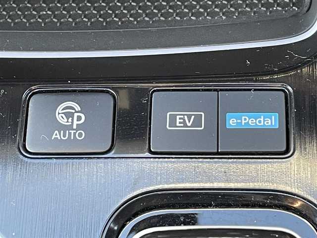 日産 エクストレイル G e－4ORCE 大阪府 2024(令6)年 0.7万km ブリリアントホワイトパール プロパイロット　/１２．３インチ純正ナビ　/アラウンドビューモニター　/デジタルインナーミラー　/電動リアゲート　/ＢＳＭ　/アダプティブＬＥＤヘッドライト　/ワイヤレス充電器　/パワーシート　/ポジションメモリー/電動パーキングブレーキ/ブレーキホールド/シートヒーター/ステアリングヒーター