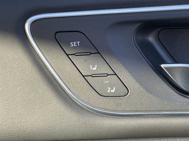 日産 エクストレイル G e－4ORCE 大阪府 2024(令6)年 0.7万km ブリリアントホワイトパール プロパイロット　/１２．３インチ純正ナビ　/アラウンドビューモニター　/デジタルインナーミラー　/電動リアゲート　/ＢＳＭ　/アダプティブＬＥＤヘッドライト　/ワイヤレス充電器　/パワーシート　/ポジションメモリー/電動パーキングブレーキ/ブレーキホールド/シートヒーター/ステアリングヒーター