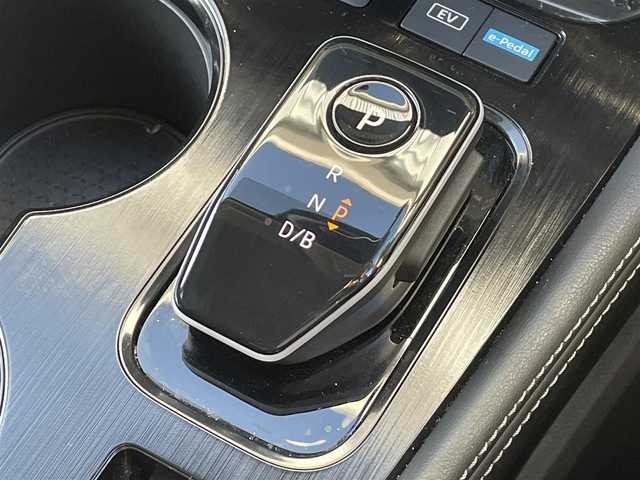 日産 エクストレイル G e－4ORCE 大阪府 2024(令6)年 0.7万km ブリリアントホワイトパール プロパイロット　/１２．３インチ純正ナビ　/アラウンドビューモニター　/デジタルインナーミラー　/電動リアゲート　/ＢＳＭ　/アダプティブＬＥＤヘッドライト　/ワイヤレス充電器　/パワーシート　/ポジションメモリー/電動パーキングブレーキ/ブレーキホールド/シートヒーター/ステアリングヒーター