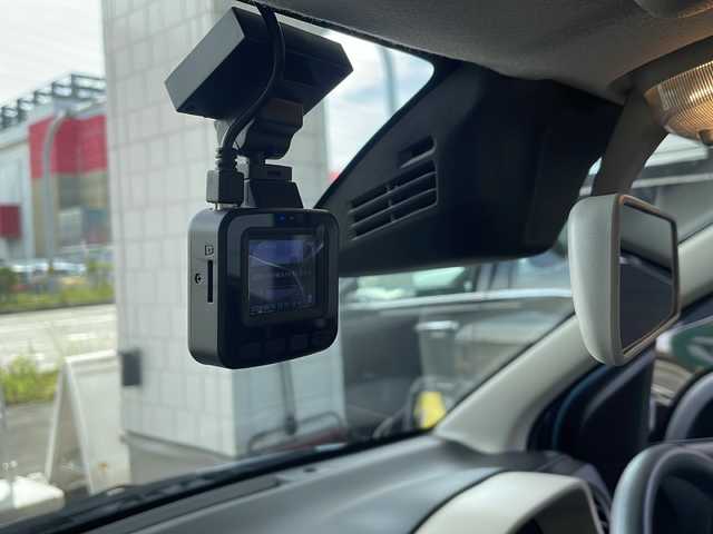 スズキ アルト L 愛知県 2021(令3)年 2.2万km フィズブルーパールメタリック 社外ナビ/ワンセグTV・CD・SD・Bluetooth/運転席シートヒーター/デュアルセンサーブレーキサポート/車線逸脱警報/リアパーキングセンサー/アイドリングストップ/社外ドライブレコーダー(NX-DRW2)/横滑り防止機能/ヘッドライトトラベライザー/オートライト/純正ドアバイザー/フロアマット/保証書/取扱説明書/スペアキー