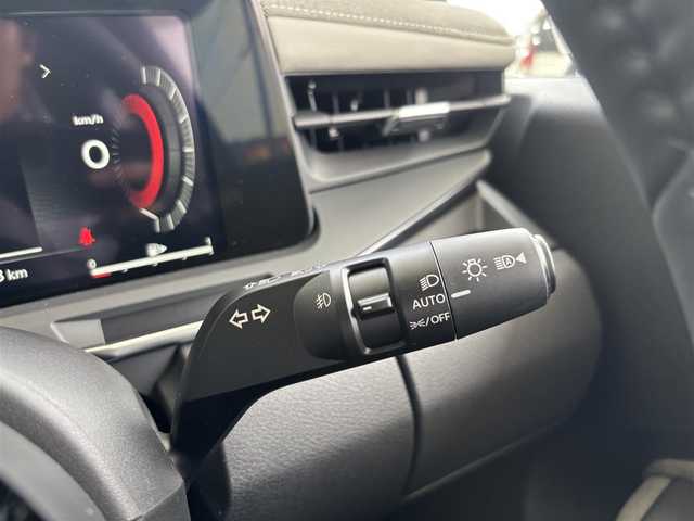 日産 オーラ G FOUR レザーエディション 京都府 2025(令7)年 0.1万km未満 ピュアホワイトパール ワンオーナー/全方位運転支援システム/・インテリジェントエマージェンシーブレーキ/・踏み間違い衝突防止アシスト/・標識検知機能/・前方衝突予測警報/・車線逸脱警報/・ふらつき警報/・後側方衝突防止支援システム/・後側方車両検知警報/純正9インチメモリーナビ、地デジ、Bluetooth/純正ドライブレコーダー（ナビ連動）/アラウンドビューモニター/ビルトインETC/デジタルインナーミラ/前席シートヒーター/ハンドルヒーター/LEDヘッドランプ/純正17インチアルミホイール/スペアキー