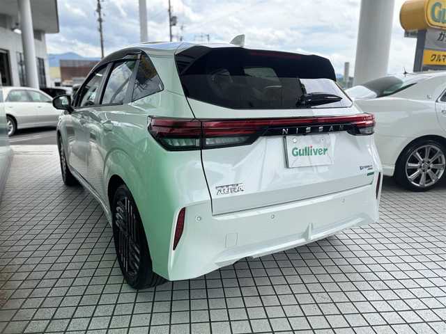 日産 オーラ G FOUR レザーエディション 京都府 2025(令7)年 0.1万km未満 ピュアホワイトパール ワンオーナー/全方位運転支援システム/・インテリジェントエマージェンシーブレーキ/・踏み間違い衝突防止アシスト/・標識検知機能/・前方衝突予測警報/・車線逸脱警報/・ふらつき警報/・後側方衝突防止支援システム/・後側方車両検知警報/純正9インチメモリーナビ、地デジ、Bluetooth/純正ドライブレコーダー（ナビ連動）/アラウンドビューモニター/ビルトインETC/デジタルインナーミラ/前席シートヒーター/ハンドルヒーター/LEDヘッドランプ/純正17インチアルミホイール/スペアキー