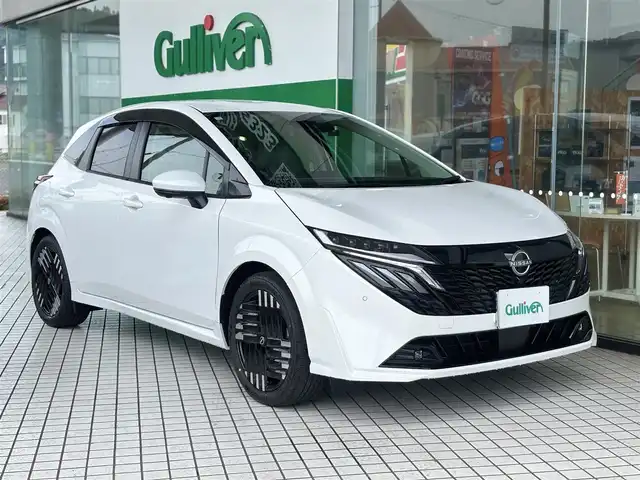 日産 オーラ G FOUR レザーエディション 京都府 2025(令7)年 0.1万km未満 ピュアホワイトパール ワンオーナー/全方位運転支援システム/・インテリジェントエマージェンシーブレーキ/・踏み間違い衝突防止アシスト/・標識検知機能/・前方衝突予測警報/・車線逸脱警報/・ふらつき警報/・後側方衝突防止支援システム/・後側方車両検知警報/純正9インチメモリーナビ、地デジ、Bluetooth/純正ドライブレコーダー（ナビ連動）/アラウンドビューモニター/ビルトインETC/デジタルインナーミラ/前席シートヒーター/ハンドルヒーター/LEDヘッドランプ/純正17インチアルミホイール/スペアキー