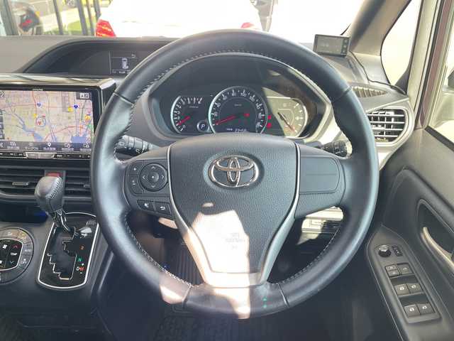 トヨタ ノア Si 愛知県 2015(平27)年 4.1万km ボルドーマイカメタリック 純正９型SDナビ/バックカメラ/純正アルミホイール/LEDヘッドライト/オートライト/ドライブレコーダー/ETC/フルセグ/CD/DVD/Bluetooth/ステアリングスイッチ/スマートキー/プッシュスタート