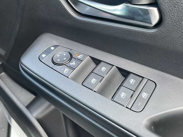 日産 セレナ e－パワー ハイウェイスター V 広島県 2025(令7)年 0.1万km プリズムホワイト 禁煙車/寒冷地仕様(ホットプラスパッケージ)+不凍液+PTC素子ヒーター/アラウンドビューモニター/インテリジェントインナーミラー/ドライブレコーダー/LEDヘッドライト/SOSコール/エマージェンシーブレーキ/横滑り防止装置/車線維持支援/標識検知支援/ハイビームアシスト/BSW/コーナーセンサー/プロパイロット/純正12.3型メモリナビ/（AM/FM/BT/フルセグTV/HDMI/USB）/ワイヤレス充電/ステアリングヒーター/ステアリングスイッチ/シートヒーター（１列目/2列目）/ハーフレザーシート/ハンズフリー両側パワースライドドア/電動パーキングブレーキ/オートホールド/ウォークスルー/スマートキー/プッシュスタートボタン/スペアキー/純正１６インチアルミホイール/ETC2.0