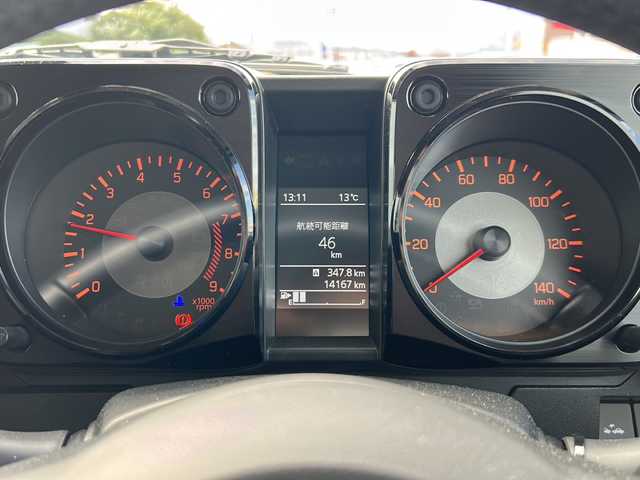 スズキ ジムニー XC 岐阜県 2021(令3)年 1.5万km シフォンアイボリーメタリックブラック2トーンルーフ 登録時走行距離14167km/純正ディスプレイオーディオ/ＭＴ/４ＷＤ/ドライブレコーダー/クルーズコントロール/シートヒーター/プッシュスタート/スマートキー/ＥＴＣ/ＵＳＢ/Ｂｌｕｅ　ｔｏｏｔｈ/Apple Car Play/Android Auto/純正フロアマット/純正アルミホイール/オートライト/ABS/横滑り防止装置/レーンキープアシスト/盗難防止装置/ダウンヒルアシストコントロール/LEDヘッドライト/フォグランプ/エアバッグ/衝突被害軽減システム