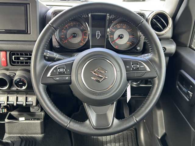 スズキ ジムニー XC 岐阜県 2021(令3)年 1.5万km シフォンアイボリーメタリックブラック2トーンルーフ 登録時走行距離14167km/純正ディスプレイオーディオ/ＭＴ/４ＷＤ/ドライブレコーダー/クルーズコントロール/シートヒーター/プッシュスタート/スマートキー/ＥＴＣ/ＵＳＢ/Ｂｌｕｅ　ｔｏｏｔｈ/Apple Car Play/Android Auto/純正フロアマット/純正アルミホイール/オートライト/ABS/横滑り防止装置/レーンキープアシスト/盗難防止装置/ダウンヒルアシストコントロール/LEDヘッドライト/フォグランプ/エアバッグ/衝突被害軽減システム