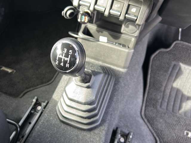 スズキ ジムニー XC 岐阜県 2021(令3)年 1.5万km シフォンアイボリーメタリックブラック2トーンルーフ 登録時走行距離14167km/純正ディスプレイオーディオ/ＭＴ/４ＷＤ/ドライブレコーダー/クルーズコントロール/シートヒーター/プッシュスタート/スマートキー/ＥＴＣ/ＵＳＢ/Ｂｌｕｅ　ｔｏｏｔｈ/Apple Car Play/Android Auto/純正フロアマット/純正アルミホイール/オートライト/ABS/横滑り防止装置/レーンキープアシスト/盗難防止装置/ダウンヒルアシストコントロール/LEDヘッドライト/フォグランプ/エアバッグ/衝突被害軽減システム