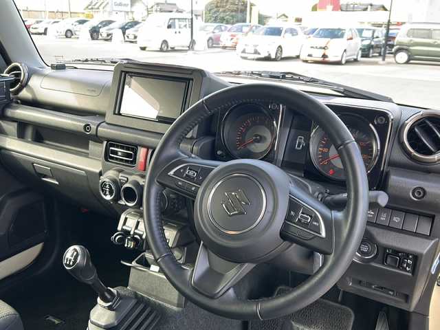 スズキ ジムニー XC 岐阜県 2021(令3)年 1.5万km シフォンアイボリーメタリックブラック2トーンルーフ 登録時走行距離14167km/純正ディスプレイオーディオ/ＭＴ/４ＷＤ/ドライブレコーダー/クルーズコントロール/シートヒーター/プッシュスタート/スマートキー/ＥＴＣ/ＵＳＢ/Ｂｌｕｅ　ｔｏｏｔｈ/Apple Car Play/Android Auto/純正フロアマット/純正アルミホイール/オートライト/ABS/横滑り防止装置/レーンキープアシスト/盗難防止装置/ダウンヒルアシストコントロール/LEDヘッドライト/フォグランプ/エアバッグ/衝突被害軽減システム
