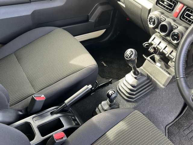 スズキ ジムニー XC 岐阜県 2021(令3)年 1.5万km シフォンアイボリーメタリックブラック2トーンルーフ 登録時走行距離14167km/純正ディスプレイオーディオ/ＭＴ/４ＷＤ/ドライブレコーダー/クルーズコントロール/シートヒーター/プッシュスタート/スマートキー/ＥＴＣ/ＵＳＢ/Ｂｌｕｅ　ｔｏｏｔｈ/Apple Car Play/Android Auto/純正フロアマット/純正アルミホイール/オートライト/ABS/横滑り防止装置/レーンキープアシスト/盗難防止装置/ダウンヒルアシストコントロール/LEDヘッドライト/フォグランプ/エアバッグ/衝突被害軽減システム