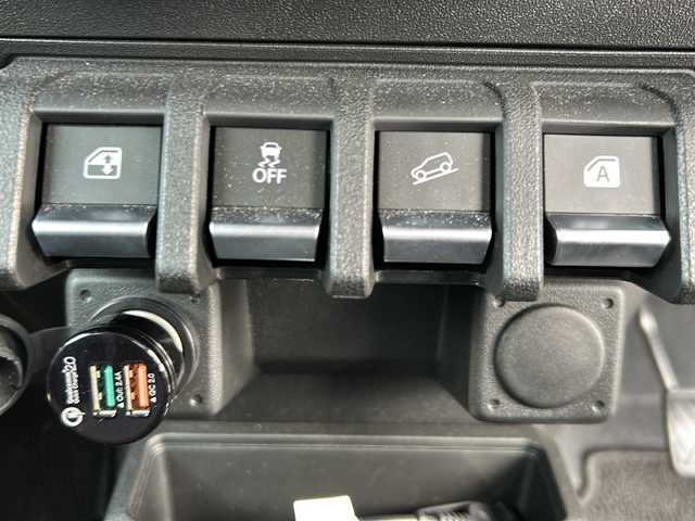 スズキ ジムニー XC 岐阜県 2021(令3)年 1.5万km シフォンアイボリーメタリックブラック2トーンルーフ 登録時走行距離14167km/純正ディスプレイオーディオ/ＭＴ/４ＷＤ/ドライブレコーダー/クルーズコントロール/シートヒーター/プッシュスタート/スマートキー/ＥＴＣ/ＵＳＢ/Ｂｌｕｅ　ｔｏｏｔｈ/Apple Car Play/Android Auto/純正フロアマット/純正アルミホイール/オートライト/ABS/横滑り防止装置/レーンキープアシスト/盗難防止装置/ダウンヒルアシストコントロール/LEDヘッドライト/フォグランプ/エアバッグ/衝突被害軽減システム