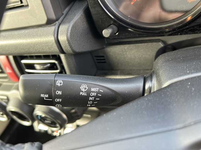 スズキ ジムニー XC 岐阜県 2021(令3)年 1.5万km シフォンアイボリーメタリックブラック2トーンルーフ 登録時走行距離14167km/純正ディスプレイオーディオ/ＭＴ/４ＷＤ/ドライブレコーダー/クルーズコントロール/シートヒーター/プッシュスタート/スマートキー/ＥＴＣ/ＵＳＢ/Ｂｌｕｅ　ｔｏｏｔｈ/Apple Car Play/Android Auto/純正フロアマット/純正アルミホイール/オートライト/ABS/横滑り防止装置/レーンキープアシスト/盗難防止装置/ダウンヒルアシストコントロール/LEDヘッドライト/フォグランプ/エアバッグ/衝突被害軽減システム