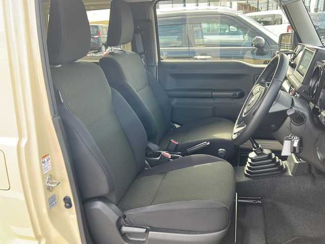 スズキ ジムニー XC 岐阜県 2021(令3)年 1.5万km シフォンアイボリーメタリックブラック2トーンルーフ 登録時走行距離14167km/純正ディスプレイオーディオ/ＭＴ/４ＷＤ/ドライブレコーダー/クルーズコントロール/シートヒーター/プッシュスタート/スマートキー/ＥＴＣ/ＵＳＢ/Ｂｌｕｅ　ｔｏｏｔｈ/Apple Car Play/Android Auto/純正フロアマット/純正アルミホイール/オートライト/ABS/横滑り防止装置/レーンキープアシスト/盗難防止装置/ダウンヒルアシストコントロール/LEDヘッドライト/フォグランプ/エアバッグ/衝突被害軽減システム