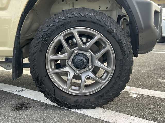 スズキ ジムニー XC 岐阜県 2021(令3)年 1.5万km シフォンアイボリーメタリックブラック2トーンルーフ 登録時走行距離14167km/純正ディスプレイオーディオ/ＭＴ/４ＷＤ/ドライブレコーダー/クルーズコントロール/シートヒーター/プッシュスタート/スマートキー/ＥＴＣ/ＵＳＢ/Ｂｌｕｅ　ｔｏｏｔｈ/Apple Car Play/Android Auto/純正フロアマット/純正アルミホイール/オートライト/ABS/横滑り防止装置/レーンキープアシスト/盗難防止装置/ダウンヒルアシストコントロール/LEDヘッドライト/フォグランプ/エアバッグ/衝突被害軽減システム