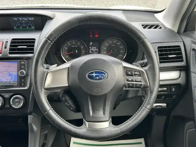 スバル フォレスター 2．0i－L アイサイト 山形県 2014(平26)年 7.1万km サテンホワイトパール ４WD/純正ナビ/FM/AM/DVD/フルセグ/Bluetooth/レーダークルーズコントロール/パドルシフト/アイドリングストップ/車線逸脱防止/衝突軽減ブレーキ/AUTOライト/フォグランプ/純正バイザー/スマートキー/シートヒーター/ETC