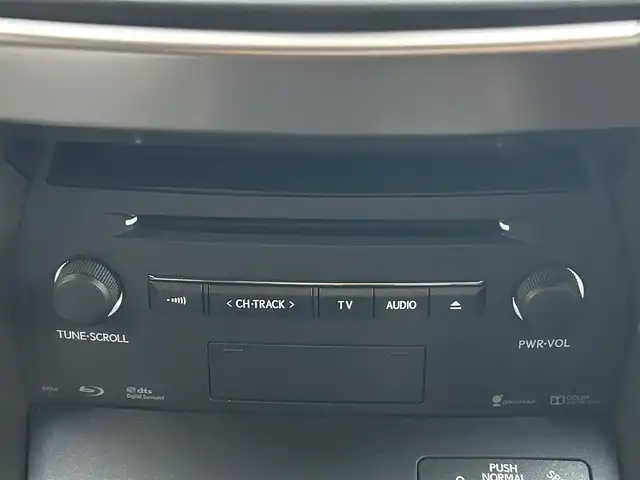 レクサス ＮＸ 300h Fスポーツ 佐賀県 2017(平29)年 7.3万km ホワイトノーヴァガラスフレーク プリクラッシュセーフティ/オートマチックハイビーム/レーダークルーズコントロール/パーキングセンサー/ブラインドスポットモニター/純正メーカーナビ/・F/S/Rカメラ/・フルセグTV/BT/CD/DVD/・TVキャンセラー/純正ドライブレコーダー/(DRD-H66：SDなし動作確認未)/レザーシート/・シートヒーター/・ベンチレーション/・パワーシート/シートメモリ/パワーバックドア/LEDヘッドライト/フォグランプ/革巻きステアリング/パドルシフト/ステアリングヒーター/オートワイパー/ETC2.0/電動パーキングスイッチ/トノカバー/スマートキー/カードキー