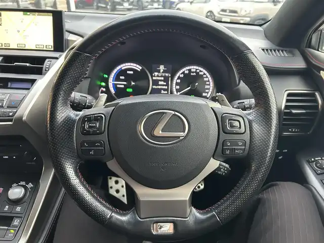 レクサス ＮＸ 300h Fスポーツ 佐賀県 2017(平29)年 7.3万km ホワイトノーヴァガラスフレーク プリクラッシュセーフティ/オートマチックハイビーム/レーダークルーズコントロール/パーキングセンサー/ブラインドスポットモニター/純正メーカーナビ/・F/S/Rカメラ/・フルセグTV/BT/CD/DVD/・TVキャンセラー/純正ドライブレコーダー/(DRD-H66：SDなし動作確認未)/レザーシート/・シートヒーター/・ベンチレーション/・パワーシート/シートメモリ/パワーバックドア/LEDヘッドライト/フォグランプ/革巻きステアリング/パドルシフト/ステアリングヒーター/オートワイパー/ETC2.0/電動パーキングスイッチ/トノカバー/スマートキー/カードキー