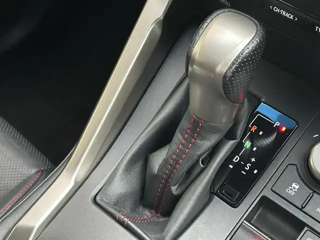 レクサス ＮＸ 300h Fスポーツ 佐賀県 2017(平29)年 7.3万km ホワイトノーヴァガラスフレーク プリクラッシュセーフティ/オートマチックハイビーム/レーダークルーズコントロール/パーキングセンサー/ブラインドスポットモニター/純正メーカーナビ/・F/S/Rカメラ/・フルセグTV/BT/CD/DVD/・TVキャンセラー/純正ドライブレコーダー/(DRD-H66：SDなし動作確認未)/レザーシート/・シートヒーター/・ベンチレーション/・パワーシート/シートメモリ/パワーバックドア/LEDヘッドライト/フォグランプ/革巻きステアリング/パドルシフト/ステアリングヒーター/オートワイパー/ETC2.0/電動パーキングスイッチ/トノカバー/スマートキー/カードキー