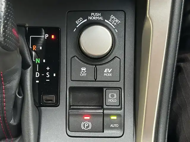 レクサス ＮＸ 300h Fスポーツ 佐賀県 2017(平29)年 7.3万km ホワイトノーヴァガラスフレーク プリクラッシュセーフティ/オートマチックハイビーム/レーダークルーズコントロール/パーキングセンサー/ブラインドスポットモニター/純正メーカーナビ/・F/S/Rカメラ/・フルセグTV/BT/CD/DVD/・TVキャンセラー/純正ドライブレコーダー/(DRD-H66：SDなし動作確認未)/レザーシート/・シートヒーター/・ベンチレーション/・パワーシート/シートメモリ/パワーバックドア/LEDヘッドライト/フォグランプ/革巻きステアリング/パドルシフト/ステアリングヒーター/オートワイパー/ETC2.0/電動パーキングスイッチ/トノカバー/スマートキー/カードキー