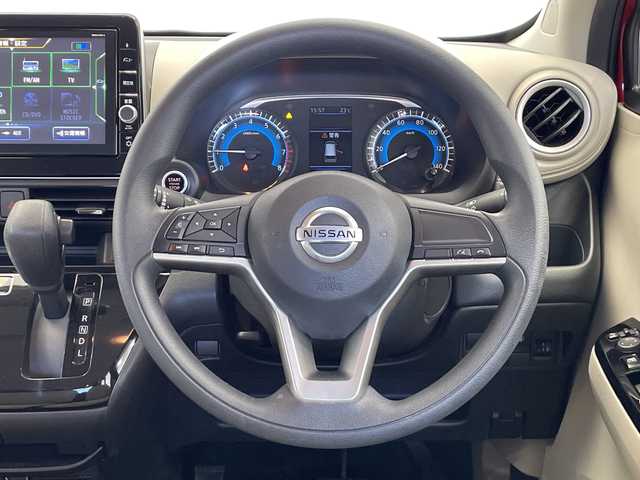 日産 デイズ X 栃木県 2020(令2)年 2.8万km スパークリングレッドM 純正9インチSDナビ【MM319D-L】/ (Bluetooth/CD/DVD/フルセグテレビ/USB)/全方位カメラ/バックカメラ/衝突被害軽減システム/ドライブレコーダー【DJ4－D】/ステアリングスイッチ/純正フロアマット/純正14インチアルミホイール/アイドリングストップ/プッシュスタート/スマートキー/スペアキー/ドアバイザー