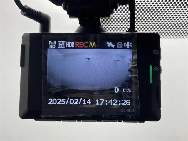トヨタ ヤリスクロス ハイブリッド Z 宮城県 2022(令4)年 1.9万km ホワイトパールクリスタルシャイン パノラミックビューモニター/ブラインドスポットモニター/パーキングサポートブレーキ/ステアリングヒーター/純正8インチディスプレイオーディオ/(ナビ/フルセグTV/Bluetooth/Miracast/AM/FM)/トヨタセーフティセンス/・プリクラッシュセーフティ/・レーントレーシングアシスト/・レーダークルーズコントロール/・ロードサインアシスト /・先行車発進告知/前席シートヒーター/パワーシート/純正ビルトインETC/社外前後ドライブレコーダー/ステアリングスイッチ/プッシュスタート/スマートキー